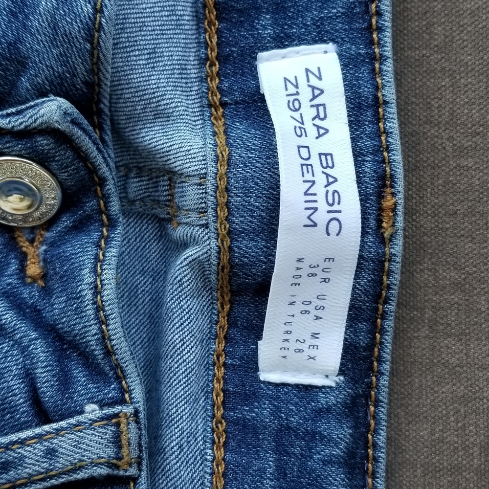 Euc Zara Basic Denim Capris - image 6